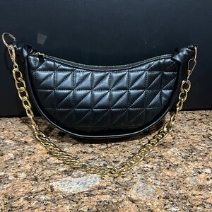 Chic Black Quilted Shoulder Bag with Gold Chain